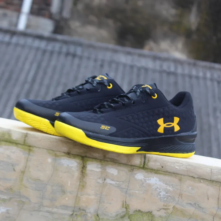 sepatu under armour