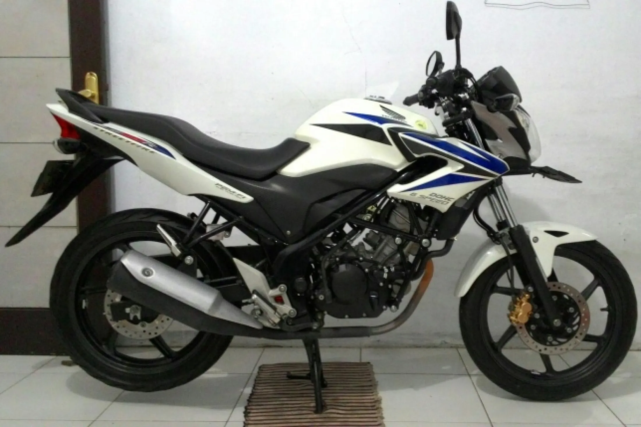 Stiker Striping Body Lis Motor Honda Cb 150 R 14 Putih Biru Lazada Indonesia