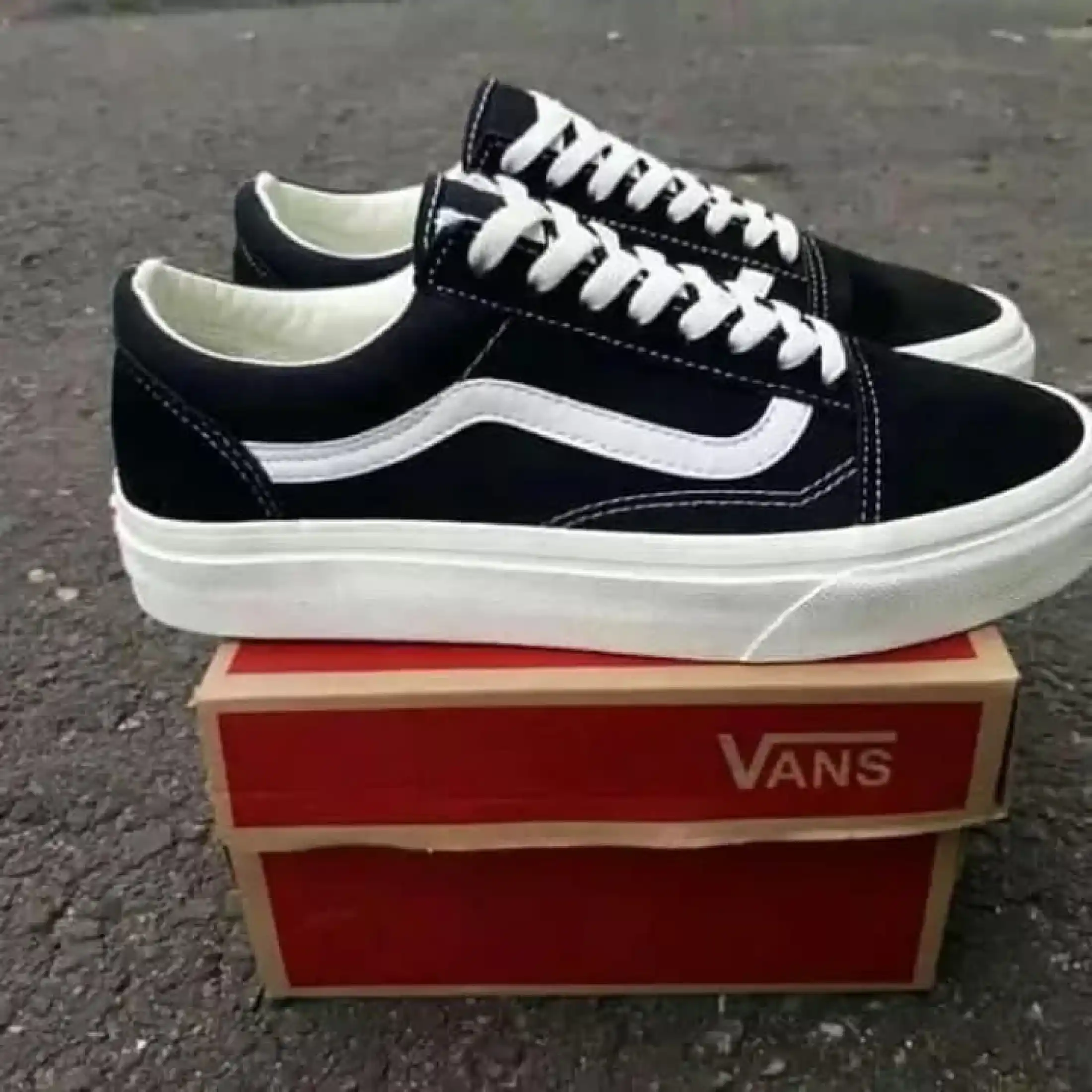 Harga sepatu vans old skool black white Outlet